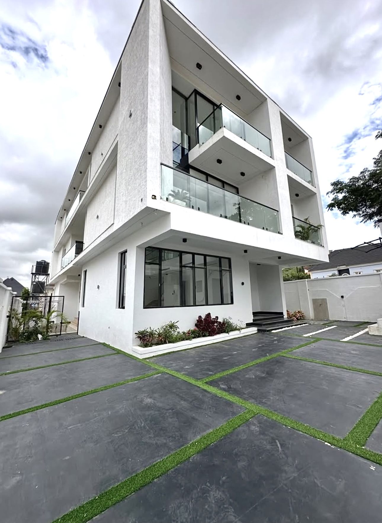 Modern detached house in Abuja